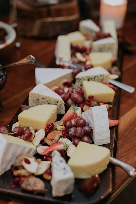 Wedding Cheese Platter, Wedding Cheese Board Display, Elegant Cheese Board, Cheese Table Ideas, Cheese Table Wedding, Elegant Wedding Food, Wedding Cheese Board, Cheese Buffet, Grazing Plate