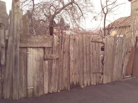 Old Wooden Fence Painting Corrugated Metal, Old Wooden Fence, Japanese Fence, Fence Painting, Wooden Fences, Fence Planters, Green Fence, Garden Fence Panels, Fencing Ideas