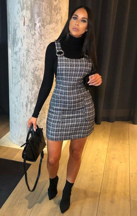 How to Wear a Pinafore Dress 22 Best Pinafore Outfits Ever Pinafore Dress Outfit, Pinafore Outfit, Black Pinafore Dress, Jumper Dress Outfit, Fashion Article, Black Pinafore, Ring Model, Black Tweed, Classy Work Outfits