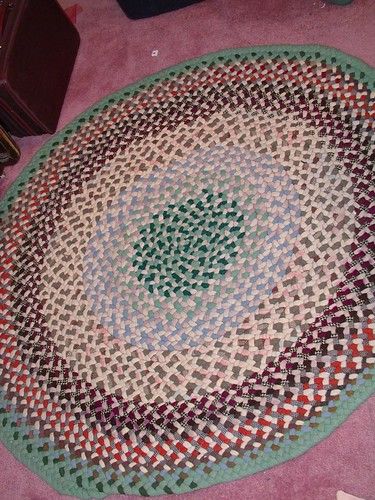 Crochet Outdoor, Braided Rug Tutorial, Crochet Furniture, Round Braided Rug, Homemade Rugs, Hook Rugs, Cozy Rug, Rag Rug Tutorial, Braided Rug Diy