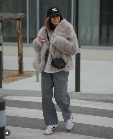 Grey Faux Fur Coat Outfit, Grey Faux Fur Jacket Outfit, Casual Fur Coat Outfit, Grey Fur Coat Outfit, Grey Trench Coat Outfit, Faux Fur Coats Outfit, Grey Faux Fur Coat, Fur Trench Coat, Fur Coat Outfit