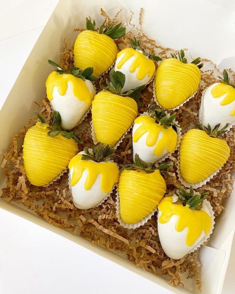 Bee Bridal Shower Theme Food, Bridal Shower Honey Bee Theme, Lemon Bridal Shower Desserts, Lemon Themed Bridal Shower Desserts, Bee Theme Wedding Shower Ideas, Honeybee Bridal Shower Theme, Meant To Bee Bridal Shower Theme, Bee Bachelorette Party, Meant To Bee Engagement Party