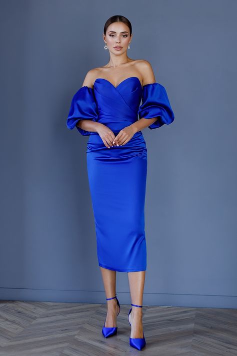 Step into the world of glamour with our Blue Satin Sweetheart Puff-Sleeve Midi Dress. The mesmerizing blue hue exudes luxury, while the sweetheart neckline adds a romantic touch. The puff sleeves bring a playful and trendy element to the dress, creating a statement silhouette. #bluedress #dress #dresses #mididress #satindress #womenwear #womenfashion #fashionstatement #dresslover #fashion #clothing Electric Blue Dress, Backless Midi Dress, Detachable Sleeves, Blouse Sale, Puff Sleeve Dresses, Satin Slip, Blue Midi Dress, Puffed Sleeves, Blue Satin