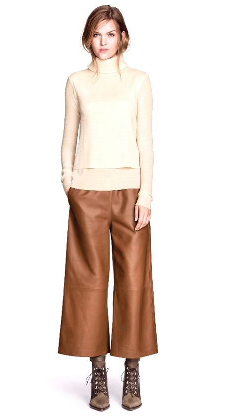 Leather Cullotes, Wide Leg Leather Pants Outfit, Wide Leg Leather Pants, How To Wear Culottes, Culottes Outfit, Leather Culottes, Fall Leather, Leather Trend, Leather Pants Outfit