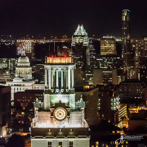 Beautiful Austin at night Ut Tower, Round Rock Texas, Austin Skyline, Ut Longhorns, Visit Austin, Skyline At Night, Lady Bird Lake, Ut Austin, City Skylines