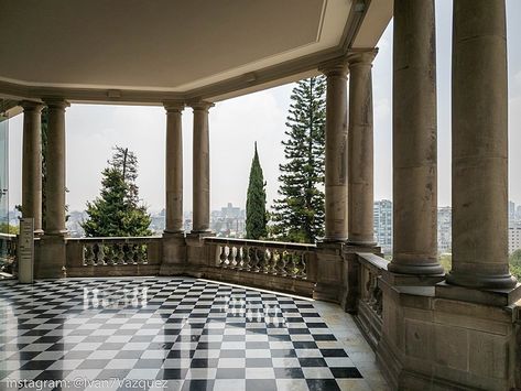 Luxury Balcony Design, Balcony Luxury, Old Mansions Interior, Chapultepec Castle, Luxury Balcony, Castle Window, Home Front Door, Italian Castle, Castle Bedroom