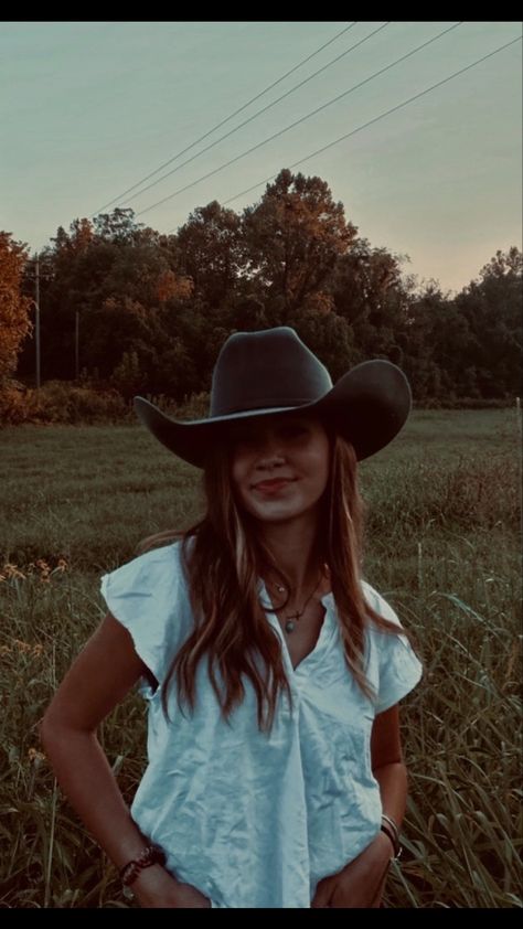 Boho Portraits, Epic Aesthetic, Debut Aesthetic, Country Girl Aesthetic, Single Poses, Cowgirl Photoshoot, Western Girl Outfits, Western Photoshoot, Western Photo