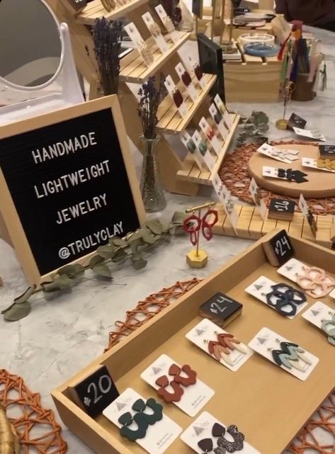 Jewelry Bazaar Display, Earring Selling Display, Market Stall Display Ideas Jewelry, Earring Market Display, Earring Displays For Craft Shows, Market Stall Display Ideas, Booth Display Ideas Diy, Jewelry Display Booth, Craft Fair Table