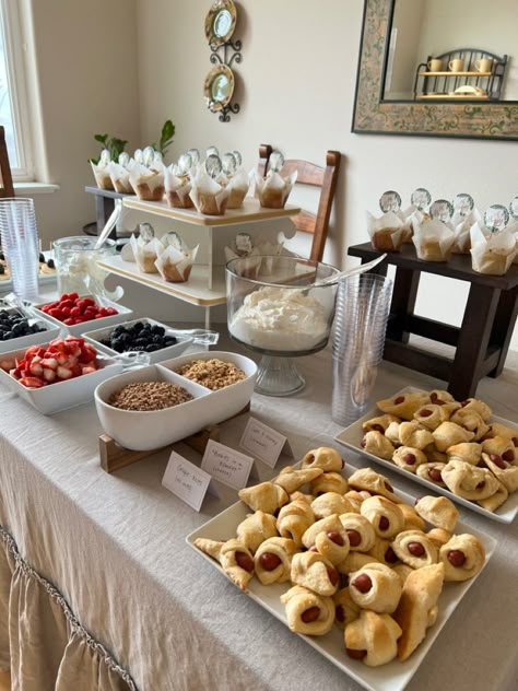 Breakfast Bar Display Ideas, Brunch Party Ideas Buffet Tables, Parfait Display Party Ideas, Brunch Parfait Bar, Bridal Shower Food Table Display Buffet, Brunch Food Table Display, Brunch Food Bridal Shower Ideas, Brunch Serving Table, Bridal Shower Brunch Food Ideas Breakfast Recipes Yogurt Parfait Bar