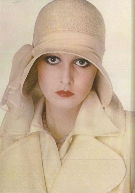 Cappello Cloche, Jean Shrimpton, Adored Vintage, Moda Retro, Linda Evangelista, Vogue Uk, Love Hat, Wearing A Hat, 1970s Fashion