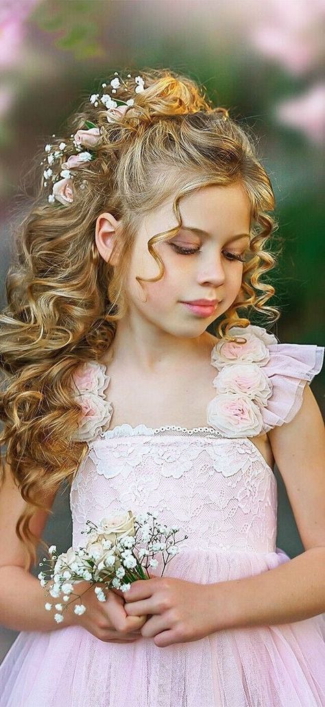 Flower Girl Hairstyles With Tiara, Flower Child Hair, Wedding Hairstyles For Girls, Kids Hairstyles For Wedding, Communion Hairstyles, Birthday Hairstyles, Princess Flower, Hairstyles Kids, Simple Wedding Hairstyles