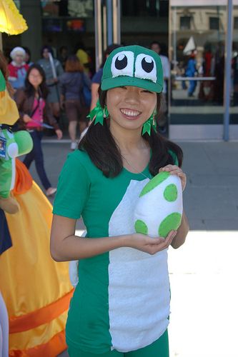 FanimeCon2010: Yoshi Girl Diy Yoshi Costume, Yoshi Halloween Costume, Yoshi Halloween, Super Mario Kostüm, Mario Kart Costumes, Yoshi Costume, Costumes For 2 Friends, Mario Halloween Costumes, Family Costumes Diy