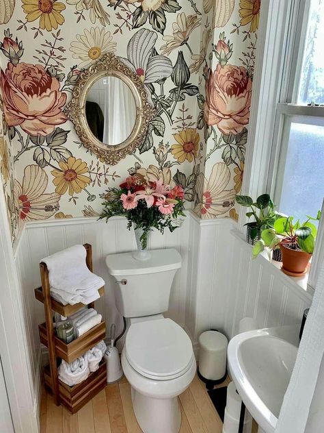 Toilet Room Decor, Pretty Bathrooms, Living Room Update, Small Bathroom Design, Bathroom Wallpaper, Small Space Living, Bathroom Makeover, House Inspiration, Bathroom Interior Design