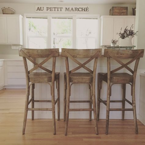 Little Farmstead: Farmhouse Kitchen (Simple Solutions) Kitchen Island Decor Ideas, Trendy Farmhouse Kitchen, Farmhouse Bar Stools, Classy Kitchen, Island Chairs, Island Stools, Farmhouse Kitchen Island, Kitchen Island Decor, Stools For Kitchen Island