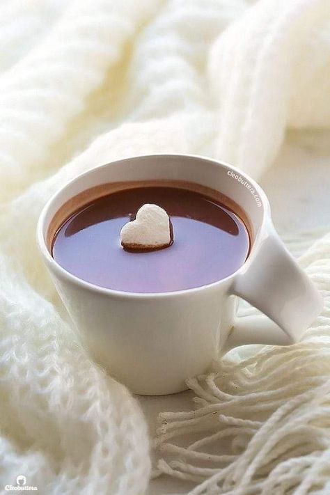 Big Nutella, Nutella Hot Chocolate, Hot Chocolate Recipe Homemade, Winter Coffee, Homemade Hot Chocolate, Chocolate Caliente, Hot Chocolate Recipes, Chocolate Tea, Chocolate Drinks