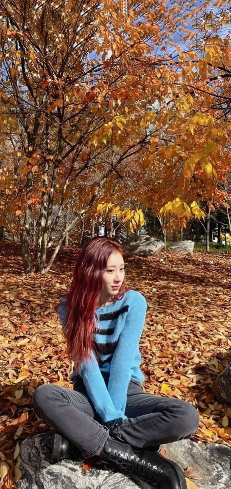 Chaeryeong Itzy, Itzy Chaeryeong, Chaeyoung Twice, Fall Pictures, Autumn Aesthetic, Kpop Wallpaper, Love You So Much, K Idols, Kpop Idol