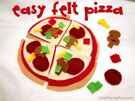 Easy way to make a felt pizza for kids to play with! Preschool Pizza, Pizza Activities, Felt Pizza, Pizza Craft, Felt Food Diy, Felt Board Stories, Dramatic Play Preschool, Play Food Set, Felt Stories