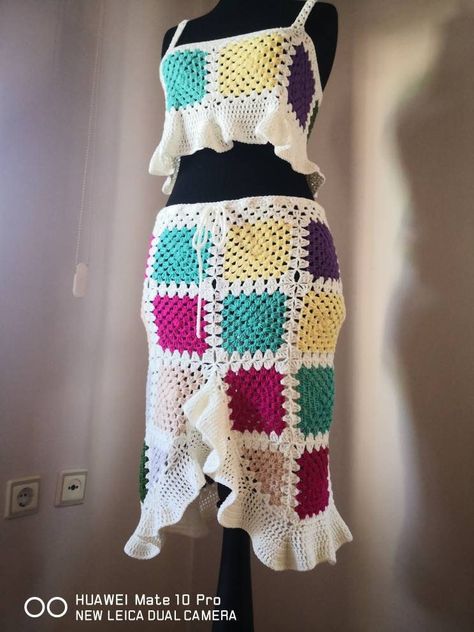 Granny Square Skirt, Midi Skirt Summer, Crochet Skirt Outfit, Squared Clothes, Rainbow Patchwork, Square Skirt, Granny Square Projects, Crochet Free Patterns, Diy Crochet Bag