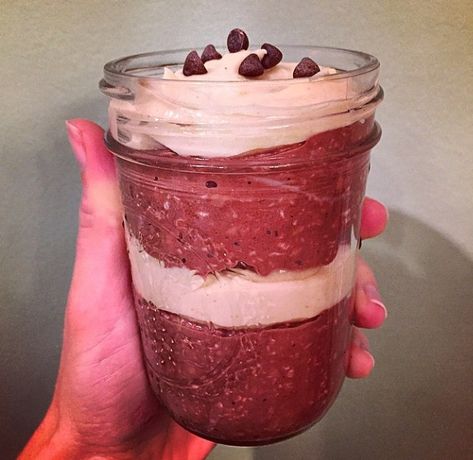 Reeses Overnight Oats Recipe, Red Velvet Overnight Oats, Reese's Overnight Oats, Overnight Oats Reeses, Oatmeal Recipes Overnight, Red Velvet Oatmeal, Reese’s Overnight Oats, Low Calorie Overnight Oats, Blended Oats