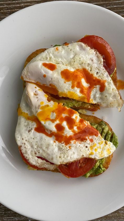 zestmylemon on Instagram: I gave the viral hash brown avocado toast a try. I added tomato 🍅, an over easy fried egg 🍳 and hot sauce 🌶 and it was so good! 🥑… Eggs And Hot Sauce, Avocado With Egg Inside, Healthy Hot Meals, Hot Healthy Lunch Ideas, Hash Brown Breakfast Ideas, Lunch With Eggs, Egg Lunch Ideas, Hot Breakfast Ideas, Avocado Ideas