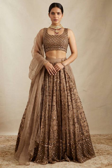 Astha Narang, Blouse Lehenga, Bollywood Bridal, Simple Lehenga, Floral Lehenga, Choli Blouse, Lehenga Designs Simple, Party Wear Lehenga Choli, Lehenga Blouse Designs