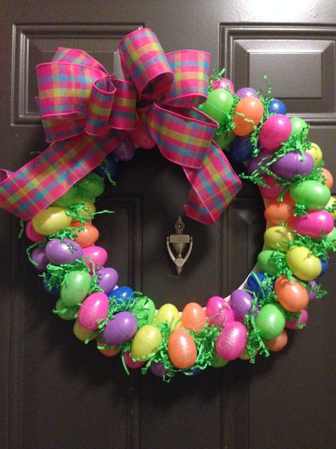 Easter Egg Wreath Easter Home Decor Ideas, Easy Easter Crafts For Kids, Easter Egg Wreath Diy, Dollar Tree Easter Crafts, Easter Decoration Ideas, Easter Mesh Wreaths, Easter Crafts For Adults, Easter Wood Crafts, Easter Wreath Diy