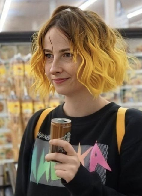 Yellow Hairstyles, Yellow Hair Dye, Tessa Violet, Easy Hair Color, Short Punk Hair, Yellow Hair Color, Sunflower Hair, Aesthetic Yellow, Chin Length Hair