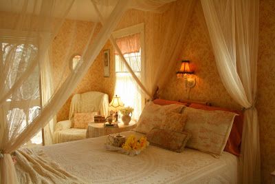 Romantic Bedroom Colors, Victorian Bedrooms, Sunshine Room, Baños Shabby Chic, Shabby Chic Apartment, Bedroom Traditional, Victorian Bedroom, Shabby Chic Living, Shabby Chic Living Room