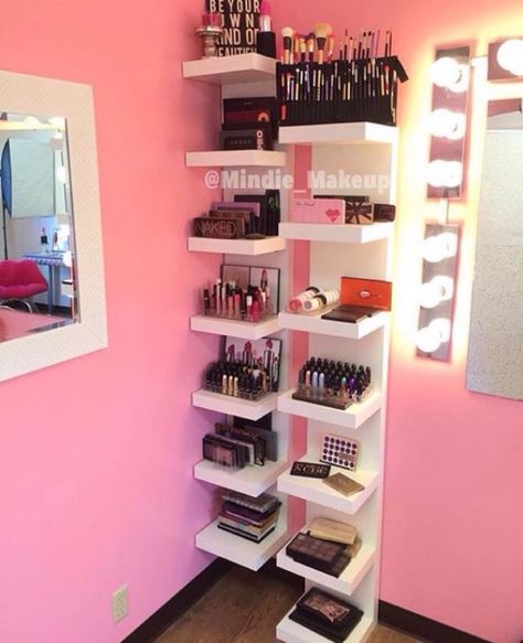 Clever Ways to Use Small Space for Dressing Table Rangement Makeup, Makeup Shelves, Makeup Room Decor, Beauty Room Decor, Vanity Room, Glam Room, Makeup Rooms, Room Goals, Makeup Room