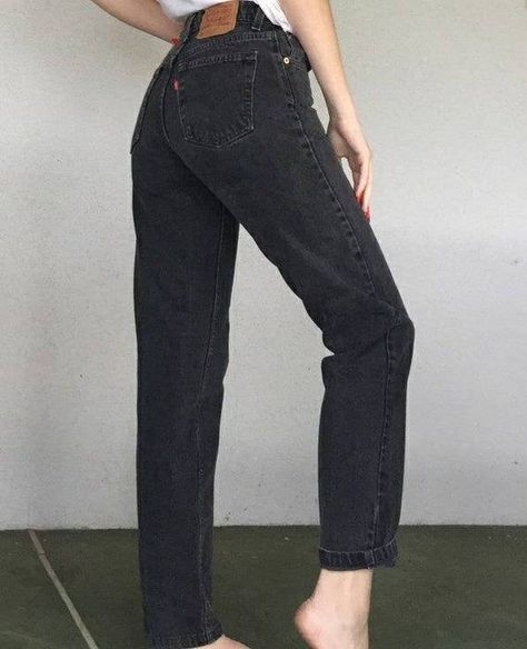 9327969053c0068dd9e07c529866b94ddesc39240114ri Black Levi Jeans, Faded Black Jeans, Mom Jeans Outfit, Black Mom Jeans, Jeans Outfit Women, Black Jeans Women, Black Jeans Outfit, Black Levis, Jean Vintage