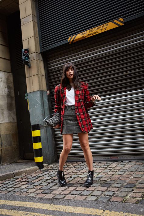 Tartan Blazer Outfit, Outfits Rojos, Plaid Christmas Outfit, White Christmas Outfit, Red Plaid Blazer, Outfits To Recreate, Megan Ellaby, Tartan Blazer, Happy December