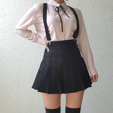 Suspensório feminino: 30 looks para te convencer a usar esse item Mode Chanel, Grunge Look, Pinterest Fashion, Rilakkuma, Inspired Outfits, Fashion Korean, Kawaii Clothes, Edgy Outfits, Korean Outfits