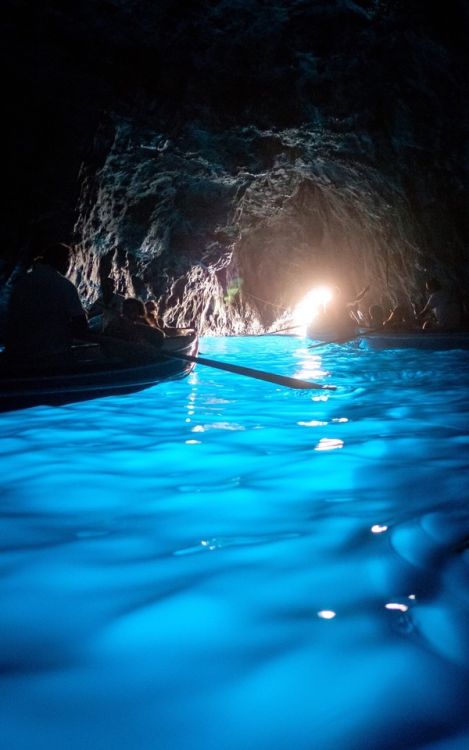 Photo Moon Pool, Blue Grotto, Italy Holidays, Capri Italy, Night Scenery, World Photography, Beautiful Places Nature, Beautiful Places To Visit, Travel Couple