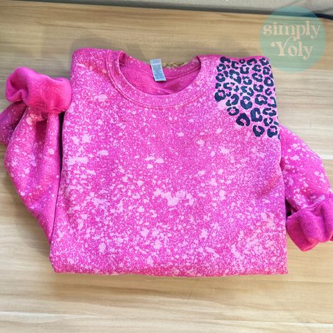 Pink Bleached Crewneck With Leopard Print – Simply Yoly Sublimation Designs Tshirts, 2000s Shirt Designs, Bleached Sweatshirt Ideas, Cricket Printer, Sublimation Pictures, Bleaching Shirts, Paint Splatter Shirt, Cheetah Print Sweatshirt, Bleached Sweatshirt