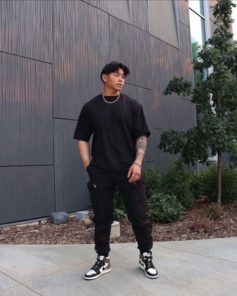 Jordan 1 Black Outfit, College Capsule Wardrobe, Black Tee Outfit, Jogger Outfit Casual, Jordan 1 Outfit Men, Mens Joggers Outfit, Jordans Outfit For Men, Black Sneakers Outfit, Aesthetic Male Outfits