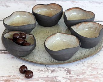 Passover Plate, Passover Seder Plate, Dipping Bowls, Spice Bowls, Art Coquillage, Small Ceramic Bowl, Beginner Pottery, Passover Seder, Seder Plate