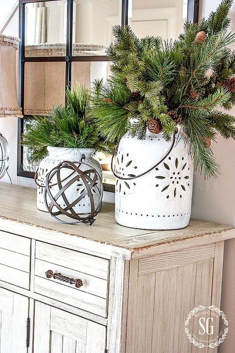 Cozy Winter Decor, Minimalist Christmas Decor, Faux Christmas, Winter Decorations Diy, Christmas Greenery, Christmas Arrangements, Woodland Christmas, Minimalist Christmas, Winter Home Decor