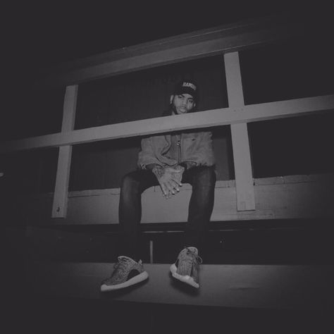 Bryson~Tiller Bryson Tiller Black And White, Nice Personality, Rapper Wallpaper Iphone, Black And White Photo Wall, Bryson Tiller, Black Room, Gray Aesthetic, Music Album Cover, Sharp Dressed Man