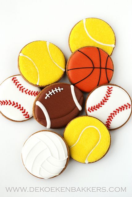 sports cookies~            By dekoekenbakkers, yellow tennis ball, Orange basketball, Brown football, white baseball Basketball Cookies, Sports Cookies, Baseball Cookies, Football Cookies, Flooding Cookies, Iced Sugar Cookies, Cookie Ball, Pretty Cookies, Coconut Cookies