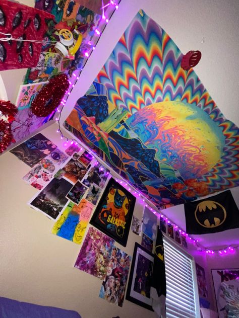 Blanket On Ceiling, Posters On Ceiling Bedrooms, Room Ceiling Decor Ideas, Posters On Ceiling, Tapestry On Ceiling Bedrooms, Celing Roof Design For Bedroom, Ceiling Decor Bedroom, Poster Ceiling, Ceiling Posters