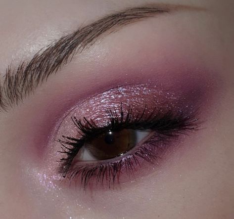 Formal Makeup For Purple Dress, Fancy Eyeshadow Looks, Berry Eyeshadow Looks, Black And Pink Eyeshadow, Magenta Makeup, Grunge Eye Makeup, Metallic Eye Makeup, Maroon Eyeshadow, Sparkly Makeup