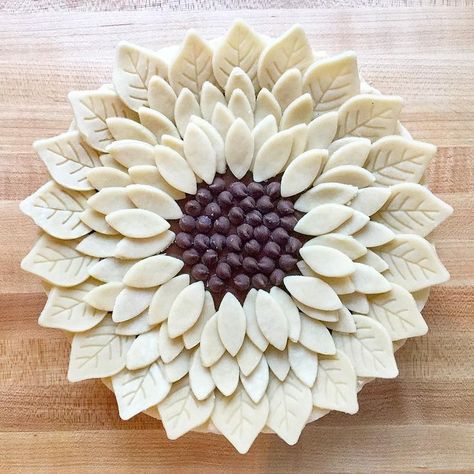 Sunflower pie Dough Decorations, Creative Pie Crust, Pretty Pie Crust, Fancy Pie Crust, Pie Crust Art, Beautiful Pie Crusts, Creative Pies, Decorative Pie Crust, Pie Crust Designs