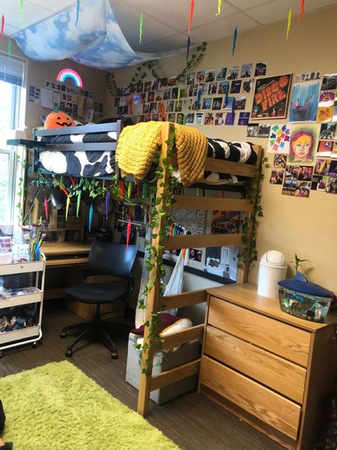 College Dorm Room Lofted Bed Ideas, Art Major Dorm Room, Dorm Room Designs Bunk Bed, Fully Lofted Dorm Bed, Room Inspo Loft Bed, Loft Bed College, Dorm Room Ideas Bunkbeds, Loft Bed Dorm Room Ideas, Dorm Loft Bed Ideas