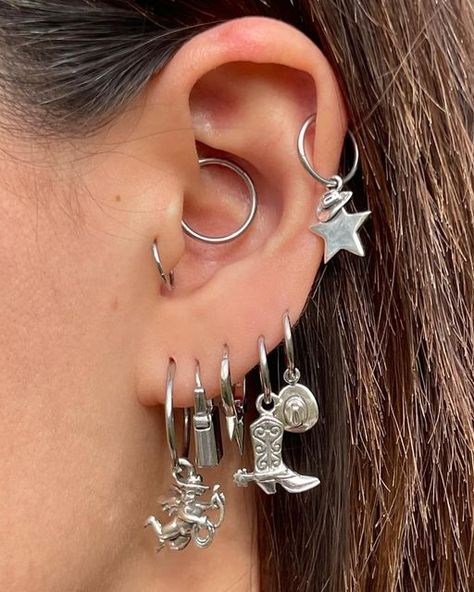 Edgy Ear Piercings Aesthetic, Chunky Silver Jewellery, Dope Jewelry Accessories, Cute Piercings, The Trinity, The Cowboy, Magical Jewelry, Dope Jewelry, Metal Shop