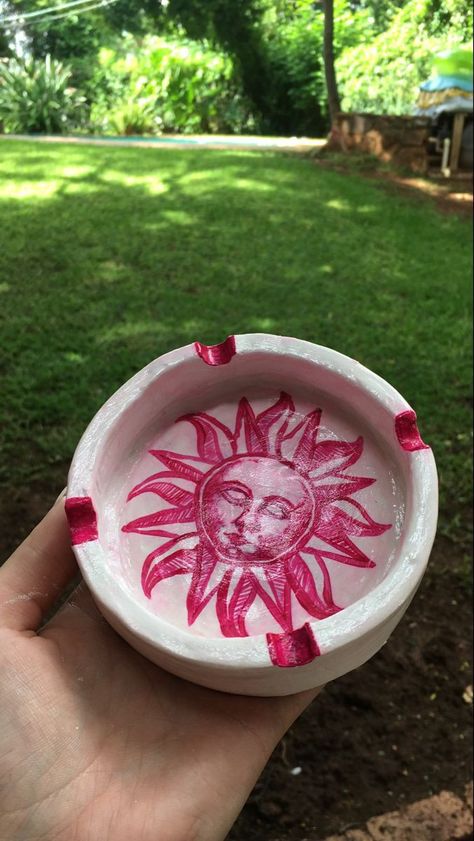 Sun Ashtray Clay, Cool Ashtray Ideas, Artsy Ashtray, Hello Kitty Ash Tray Clay, Clay Ash Trays Aesthetic, Sphere Clay Ideas, Cute Ash Tray Clay, Ashtray Made Of Clay, Cute Ashtray Ideas