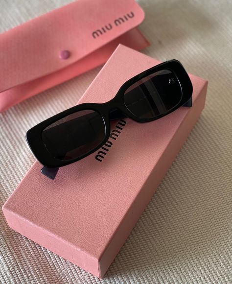 Black Goggles, Pretty Sunglasses, Classy Glasses, Glasses Frames Trendy, Glasses Inspiration, High Heels Classy, Funky Glasses, Luxury Glasses, Accessory Inspo