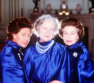 A fun portrait of the Queen Mother and her two daughters HM The Queen and Princess Margaret, Countess of Snowdon Princesa Margaret, The Queen Elizabeth Ii, The Queen Mother, Princesa Real, Rainha Elizabeth Ii, Queen Mum, English Royal Family, Prinz Harry, Royal Family England