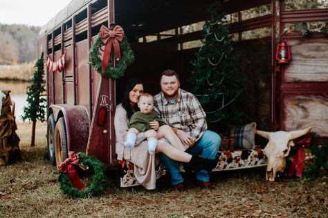 Christmas Mini Set Up Outdoor, Farm Picture Ideas, Austin Christmas, Christmas Mini Sessions Outdoor, Outdoor Christmas Photos, Christmas Trailer, Christmas Mini Shoot, Christmas Portrait, Prop Photography