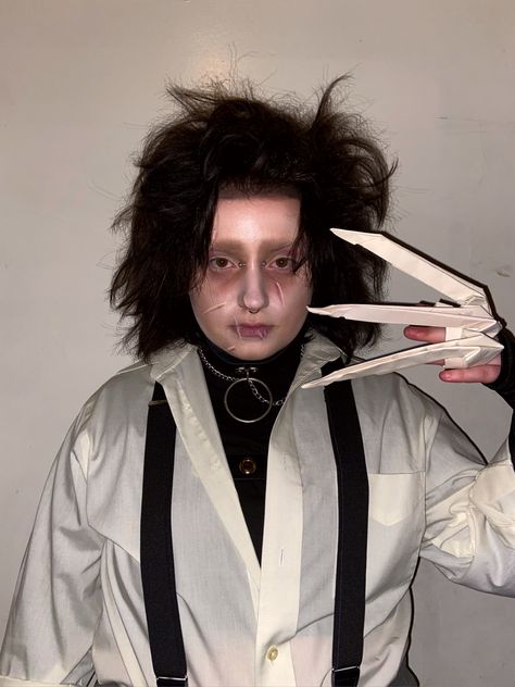 halloween costume edward scissorhands tim burton diy easy Easy Tim Burton Costumes, Tim Burton Halloween Costumes, Tim Burton Costumes, Edward Scissorhands Costume, Tim Burton Characters, Easy Diy Costumes, Edward Scissorhands, Last Minute Halloween Costumes, Easy Costumes