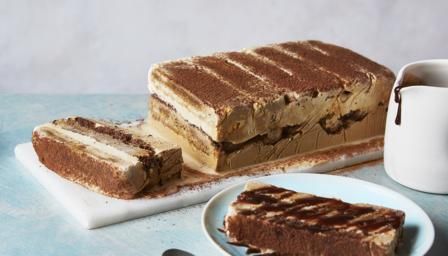 Coffee ice cream cake recipe Coffee Ice Cream Cake Recipe, Frozen Tiramisu, Coffee Ice Cream Cake, Salted Caramel Ice Cream, Cream Cake Recipe, Ice Cream Cake Recipe, Tim Tam, Ice Cream Cakes, Sorbet Recipes